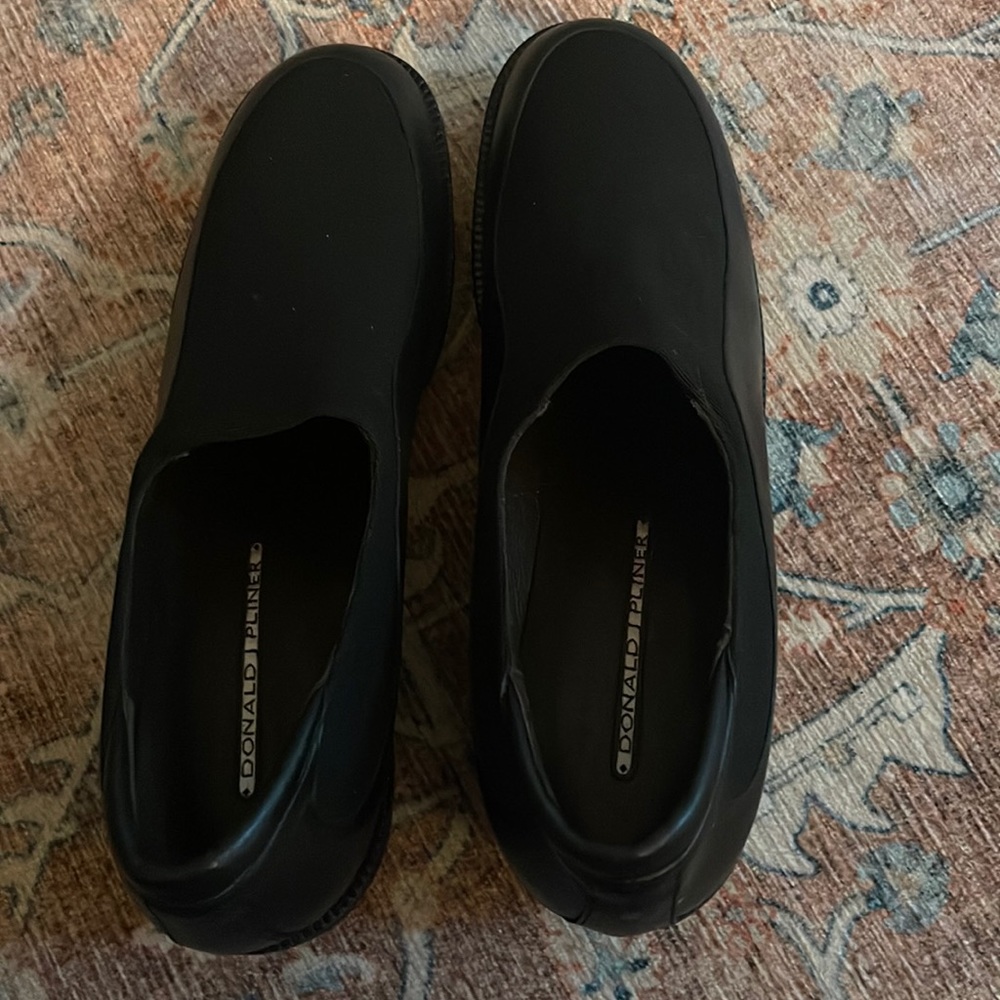 New never worn narrow Donald Pliners made in Spain